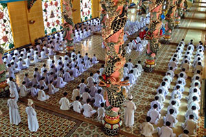 קבוצת מתפללים במקדש קאו דאי בווייטנאם, מבט מלמעלה