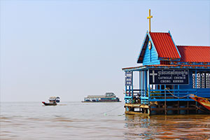 כנסייה על נהר טונלה סאפ קמבודיה